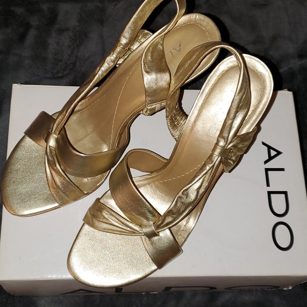 Gold heels - Picture 3 of 3
